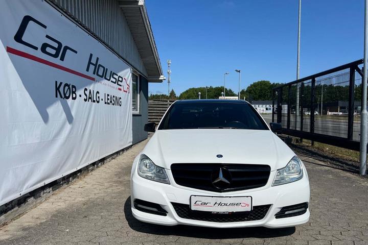 Hvid Mercedes C220 fra 2013 set udefra