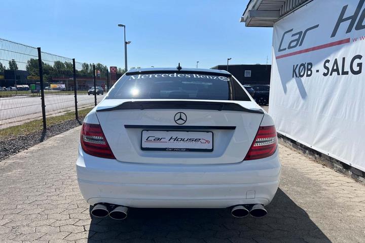Hvid Mercedes C220 fra 2013 set udefra