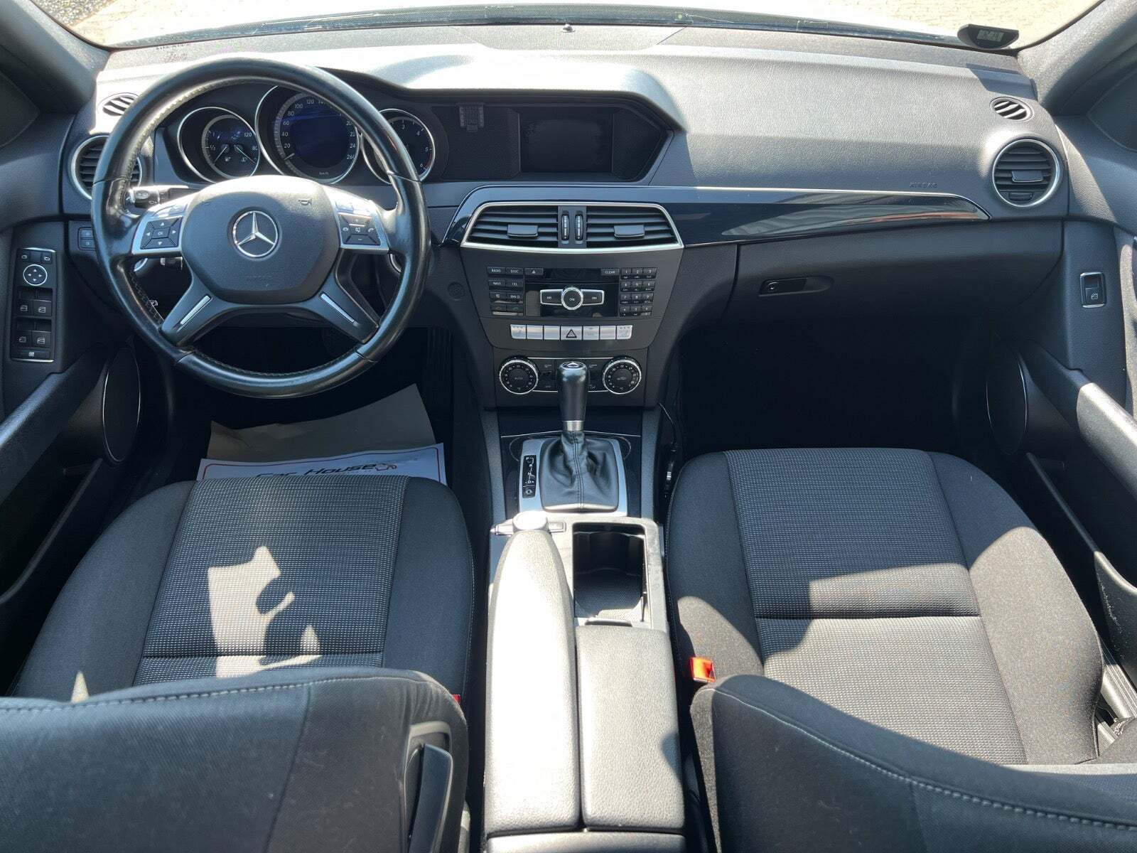 Hvid Mercedes C220 fra 2013 set indefra