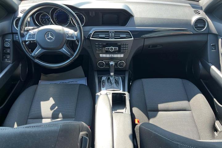 Hvid Mercedes C220 fra 2013 set indefra