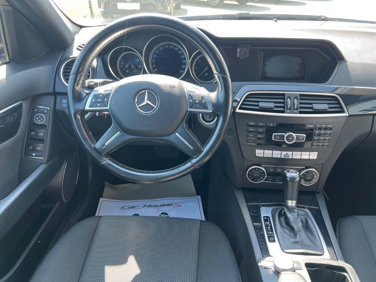 Hvid Mercedes C220 fra 2013 set indefra