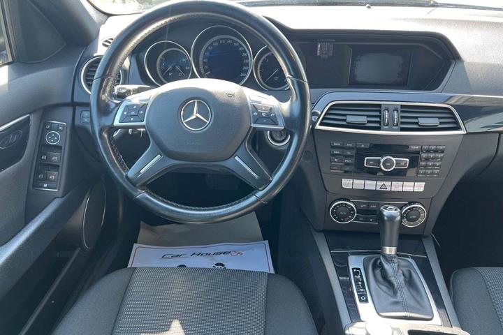 Hvid Mercedes C220 fra 2013 set indefra