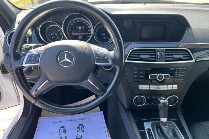 Hvid Mercedes C220 fra 2013 set indefra