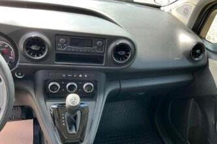 undefined Mercedes eCitan fra 2024 set indefra