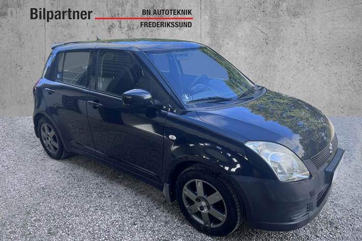 Sort Suzuki Swift fra 2006 set udefra