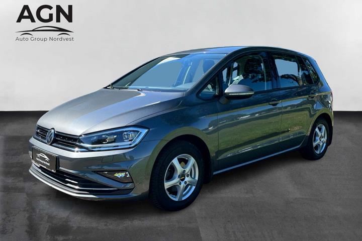 Grå VW Golf Sportsvan fra 2019 set udefra