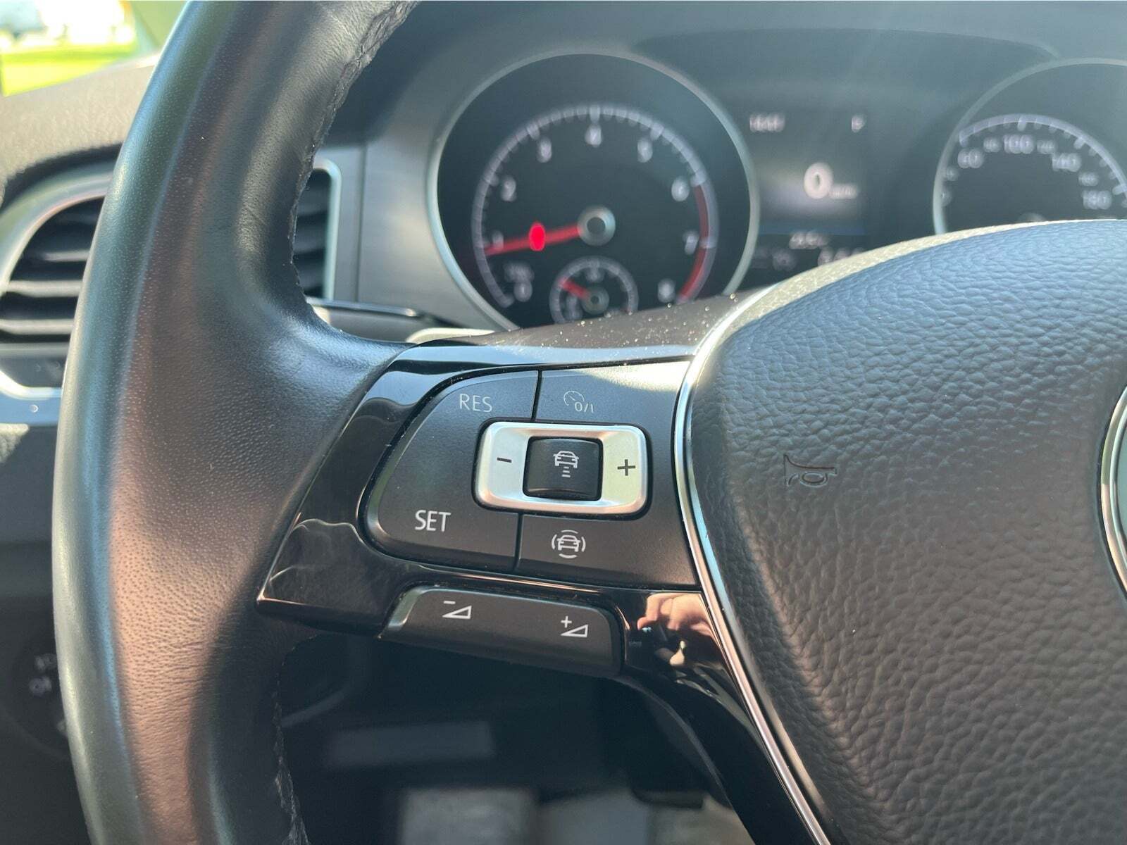 Grå VW Golf Sportsvan fra 2019