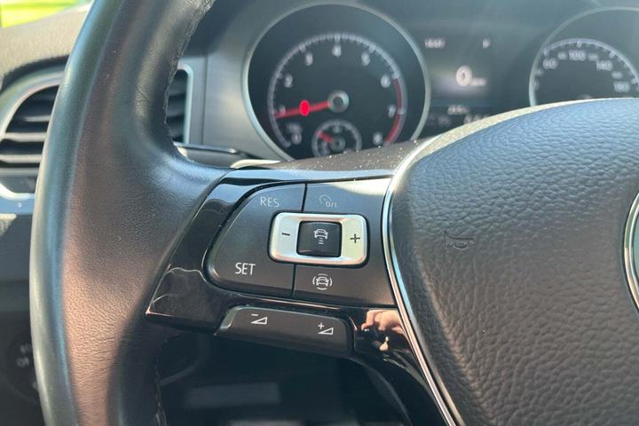 Grå VW Golf Sportsvan fra 2019