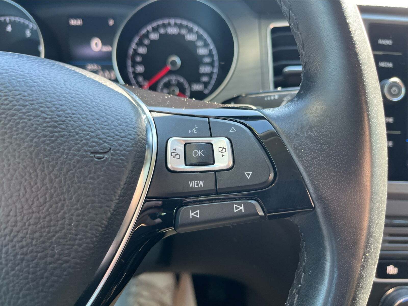Grå VW Golf Sportsvan fra 2019