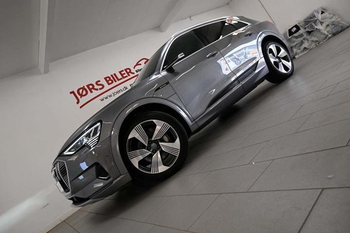 Grå Audi e-tron fra 2020