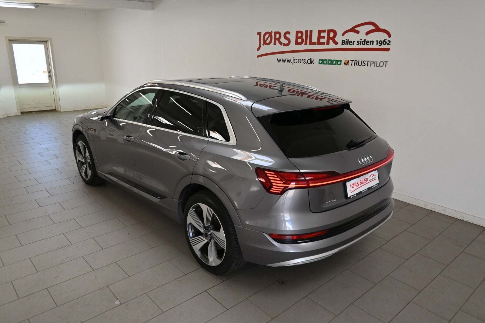 Grå Audi e-tron fra 2020