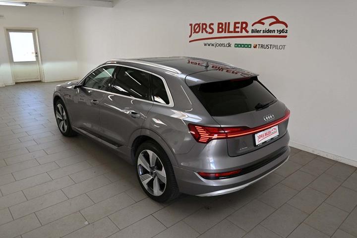 Grå Audi e-tron fra 2020