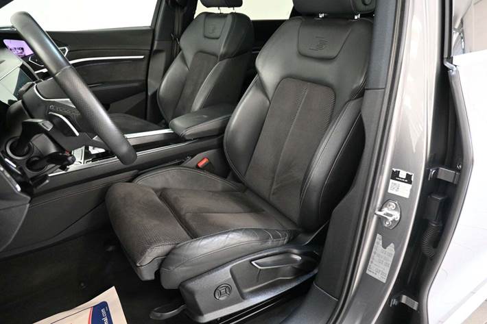 Grå Audi e-tron fra 2020