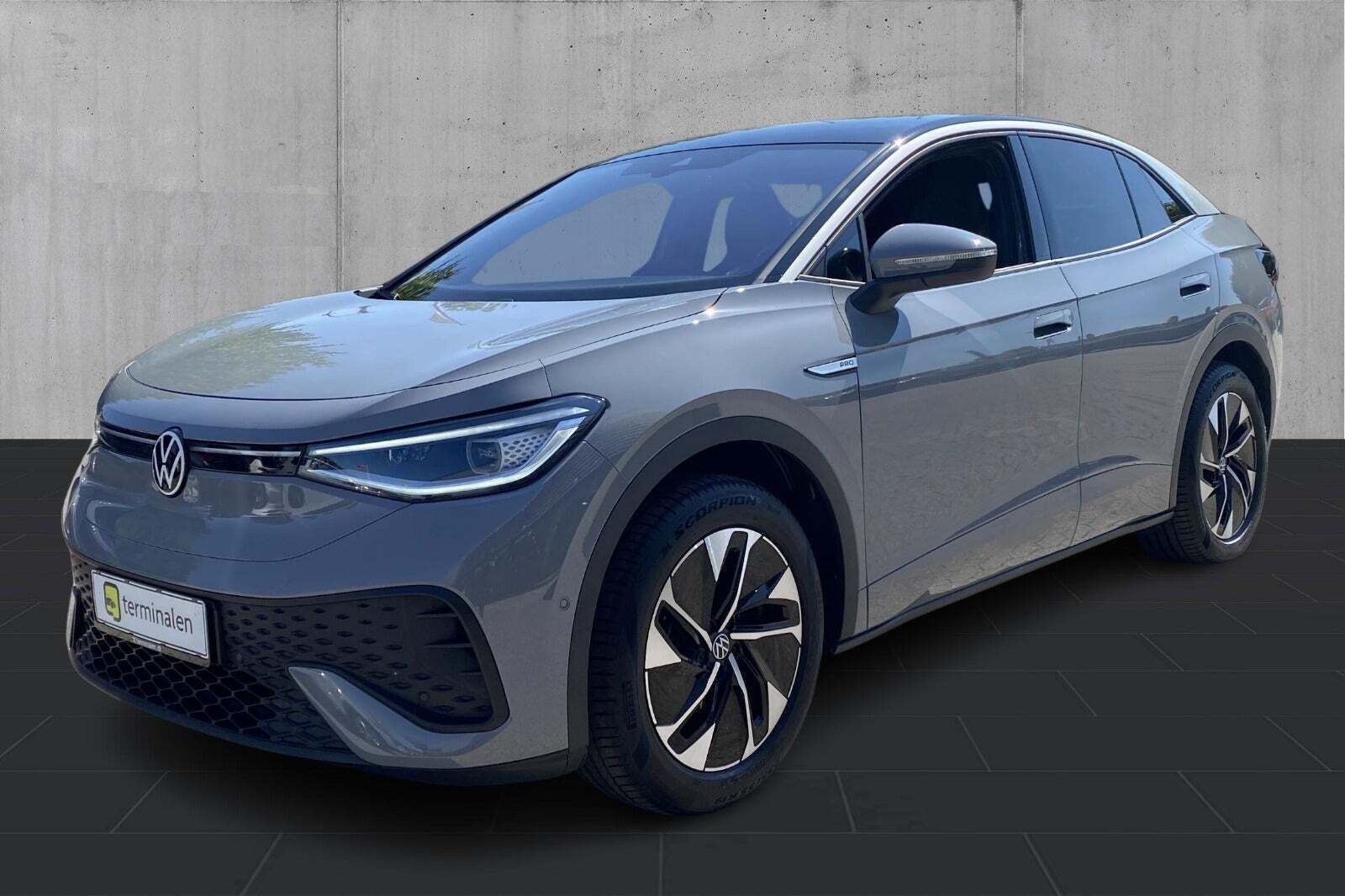 Grå VW ID.5 fra 2023 set udefra