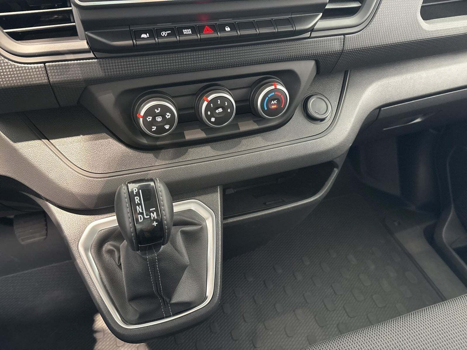 Hvid Renault Trafic fra 2024