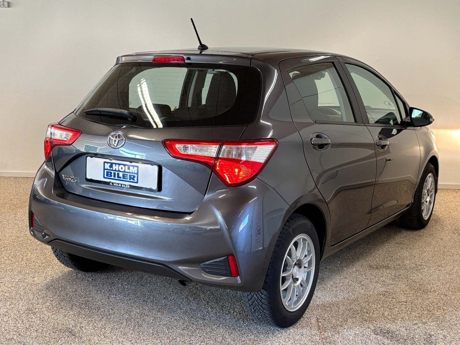 Grå Toyota Yaris fra 2017