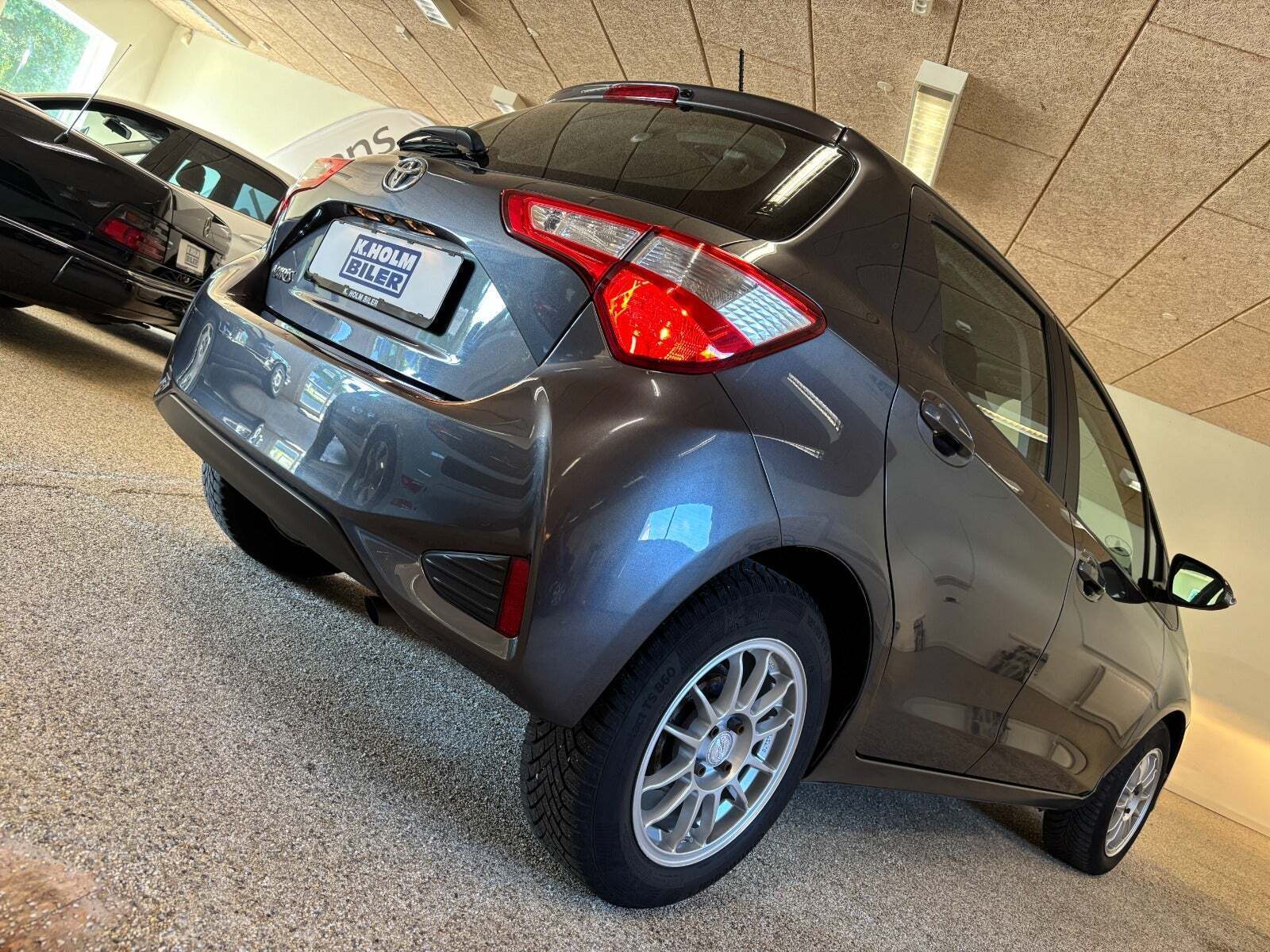 Grå Toyota Yaris fra 2017