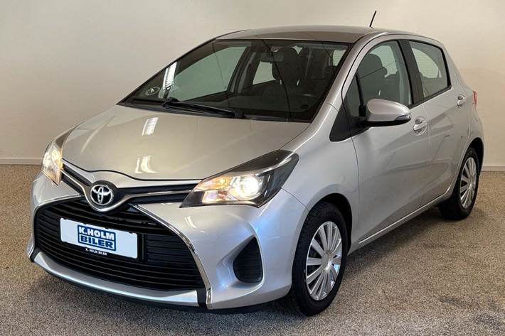 Sølv Toyota Yaris fra 2015 set udefra