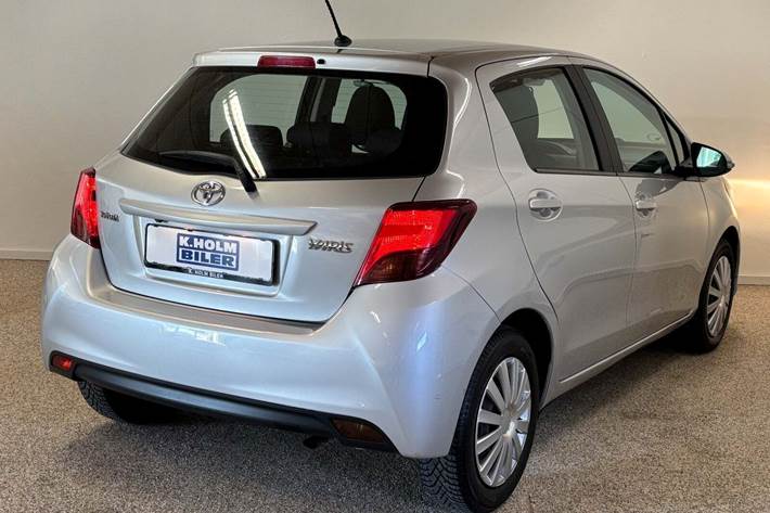 Sølv Toyota Yaris fra 2015