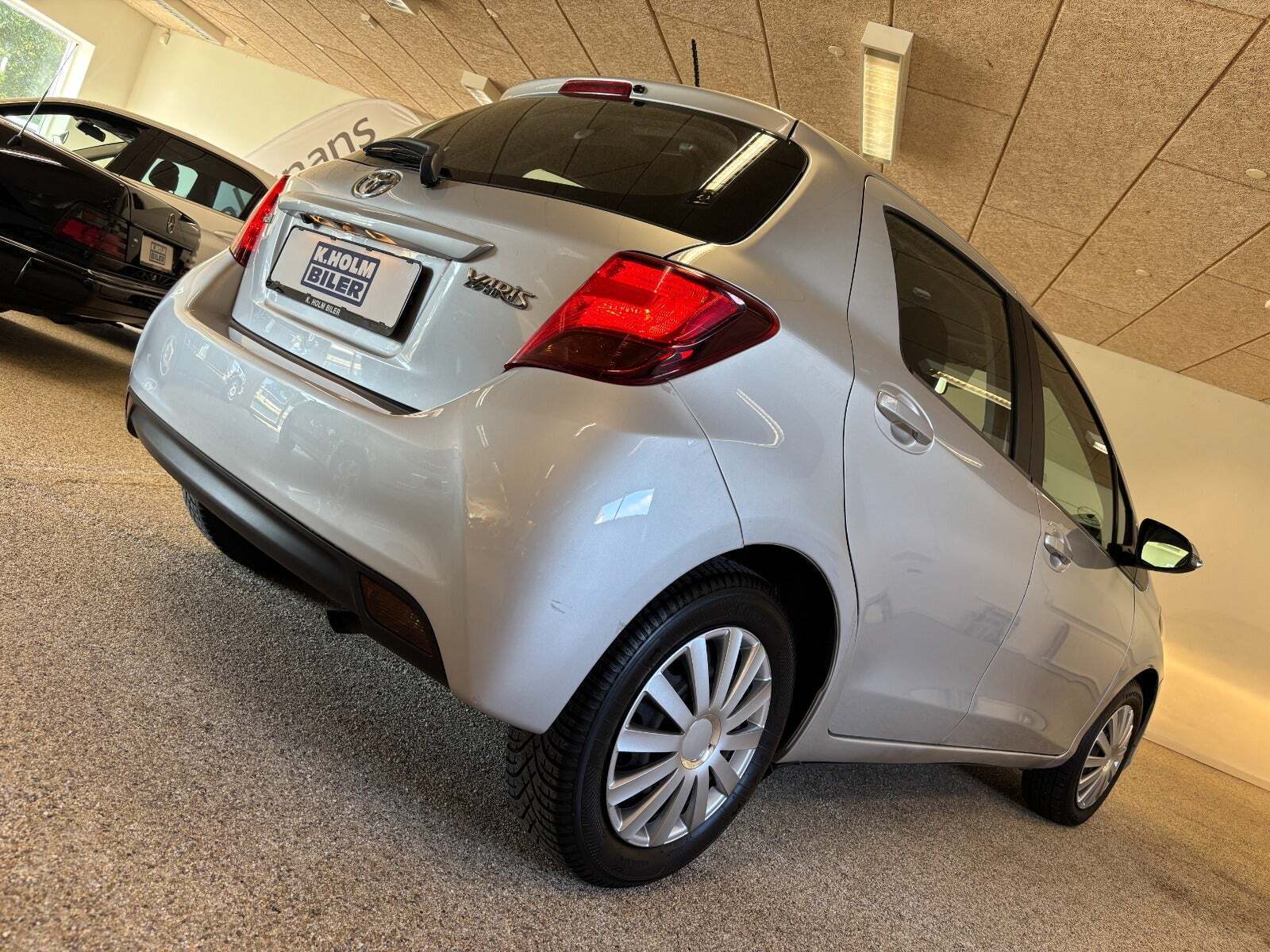 Sølv Toyota Yaris fra 2015