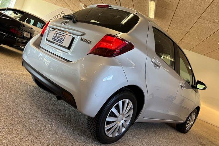 Sølv Toyota Yaris fra 2015