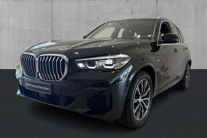 Sort BMW X5 fra 2022 set udefra