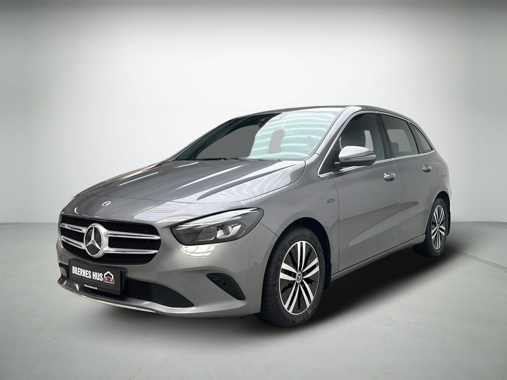 Grå Mercedes B250 e fra 2020 set udefra