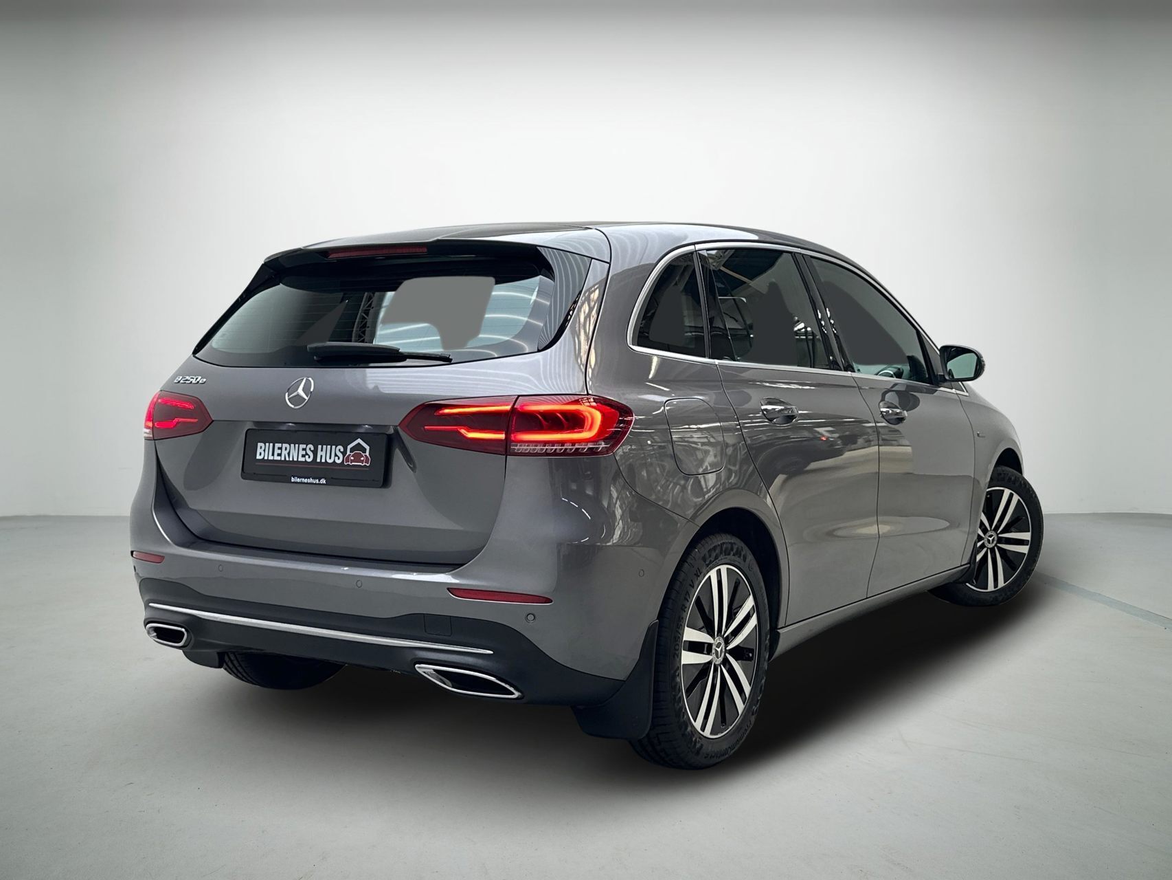 Grå Mercedes B250 e fra 2020 set udefra