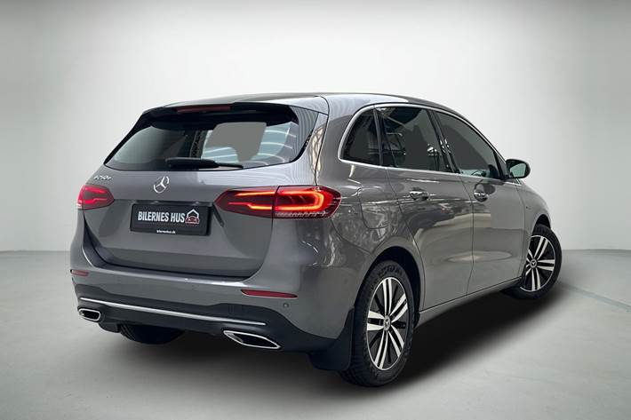 Grå Mercedes B250 e fra 2020 set udefra