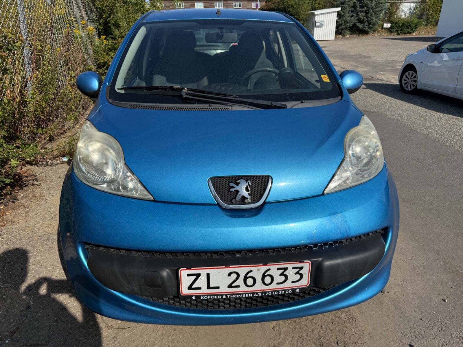 Blå Peugeot 107 fra 2006 set udefra