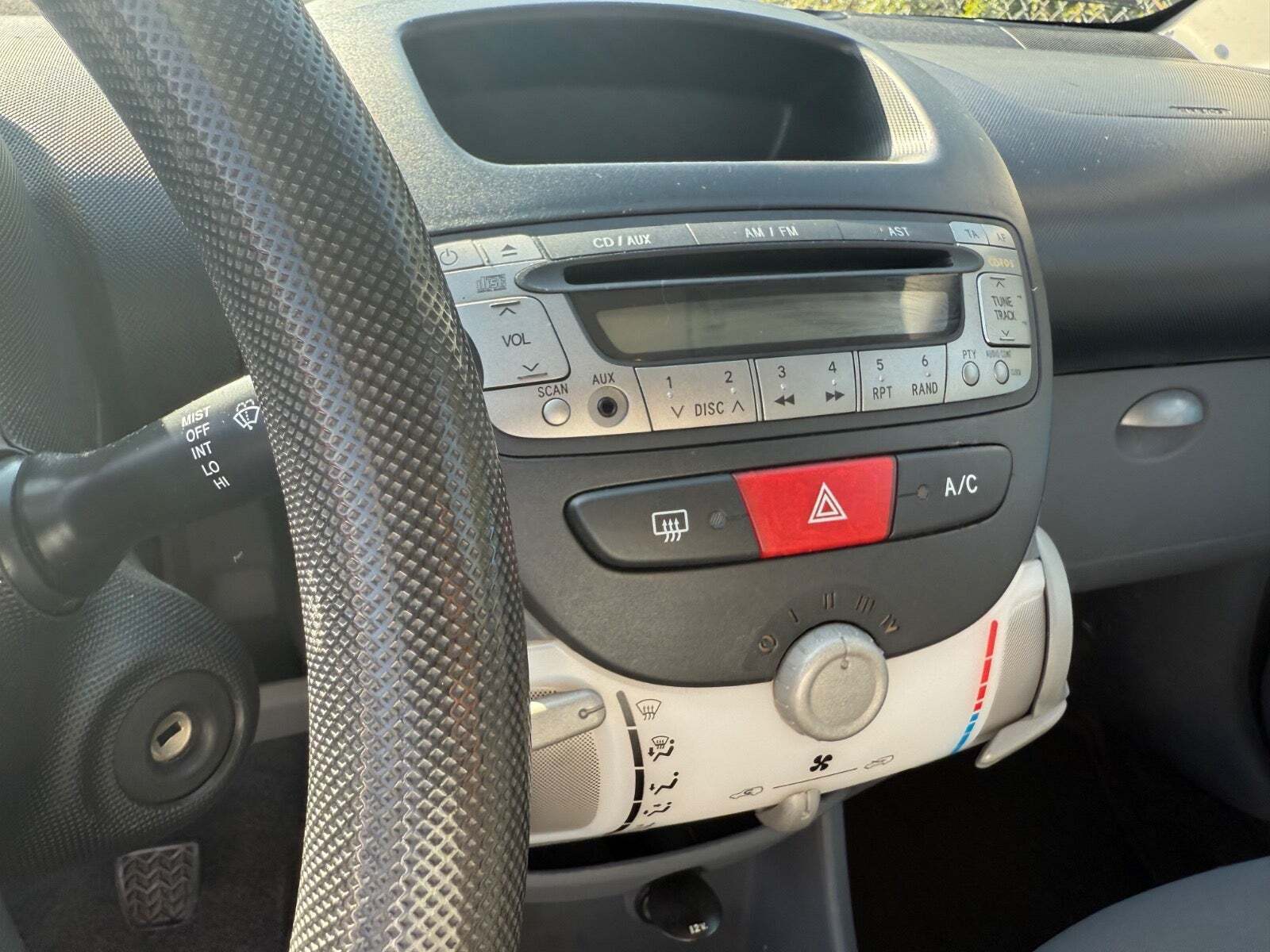 Blå Peugeot 107 fra 2006 set indefra