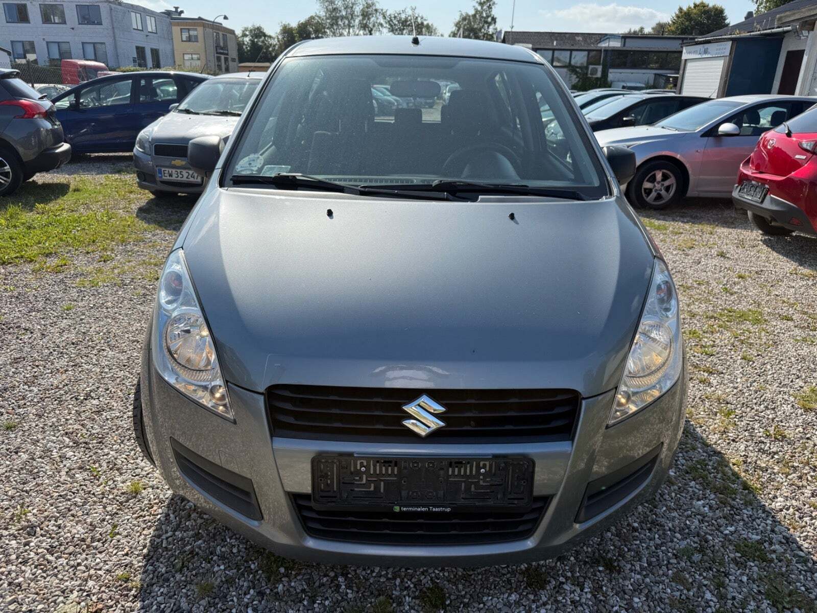 Grå Suzuki Splash fra 2011 set udefra