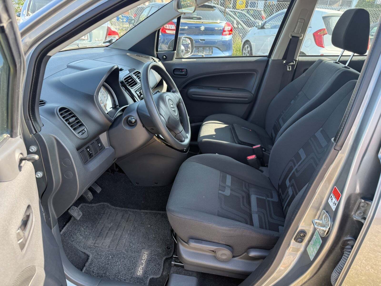 Grå Suzuki Splash fra 2011 set indefra