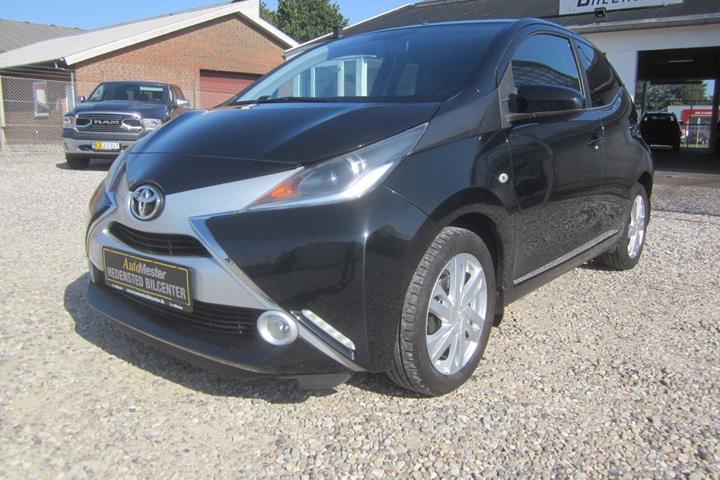 Sort Toyota Aygo fra 2015 set udefra