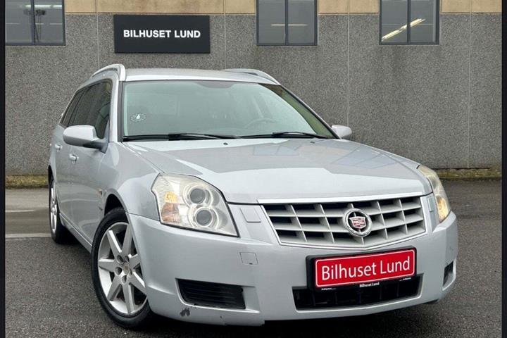Sølv Cadillac BLS fra 2008 set udefra
