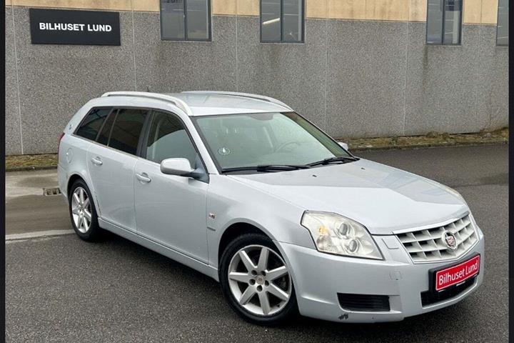 Sølv Cadillac BLS fra 2008 set udefra