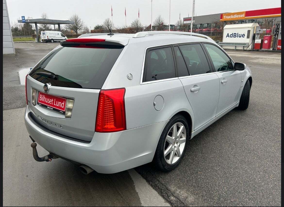 Sølv Cadillac BLS fra 2008 set udefra