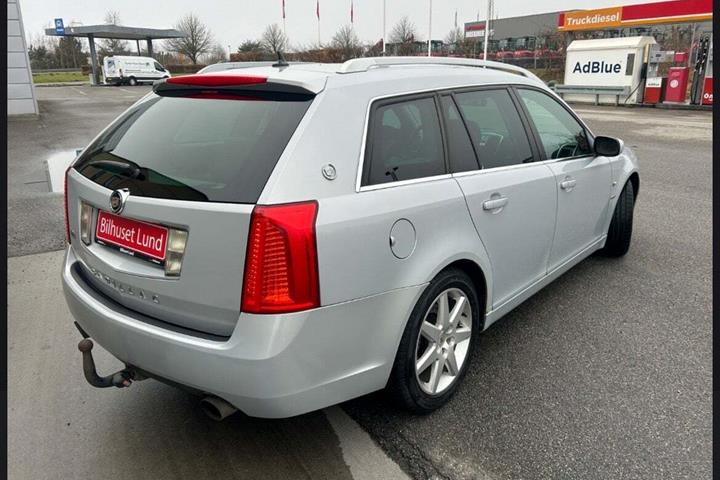 Sølv Cadillac BLS fra 2008 set udefra