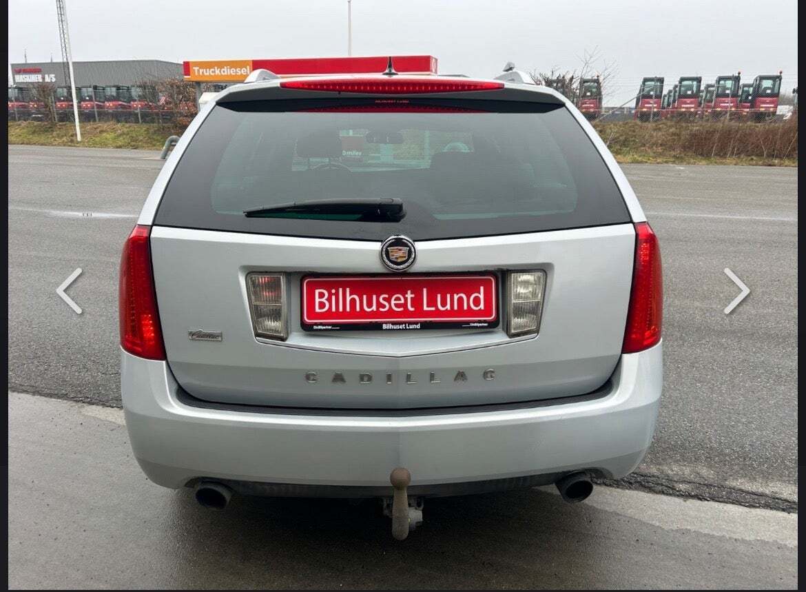 Sølv Cadillac BLS fra 2008 set udefra