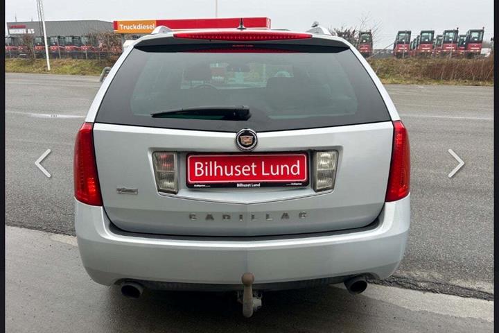 Sølv Cadillac BLS fra 2008 set udefra