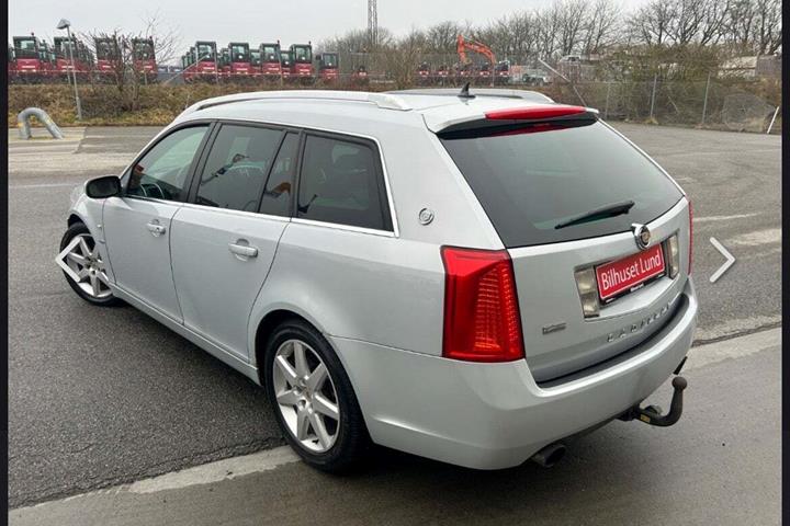 Sølv Cadillac BLS fra 2008 set udefra