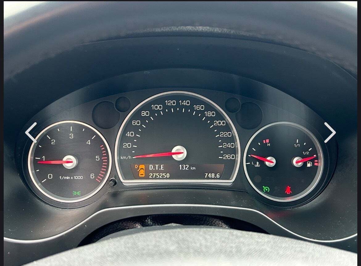 Sølv Cadillac BLS fra 2008 set indefra