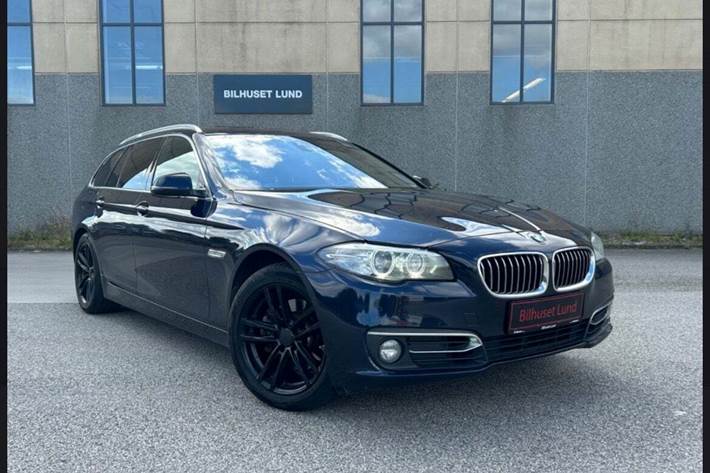 Blå BMW 520d fra 2015 set udefra