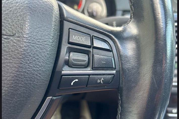 Blå BMW 520d fra 2015 set indefra