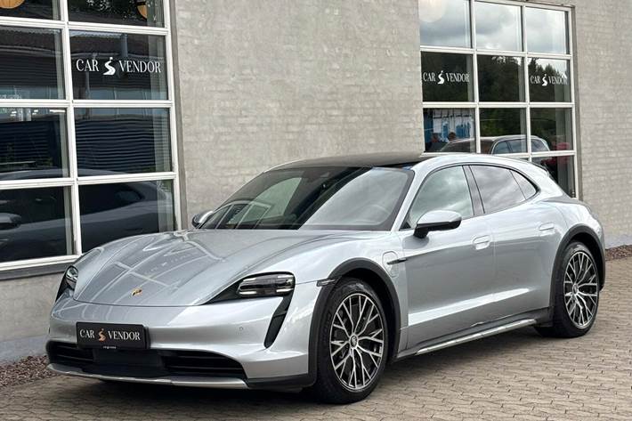 Sølv Porsche Taycan 4 fra 2021 set udefra
