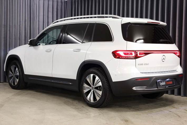 Hvid Mercedes EQB250 fra 2023