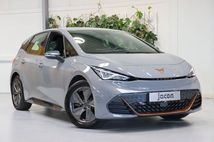 Grå Cupra Born fra 2024 set udefra