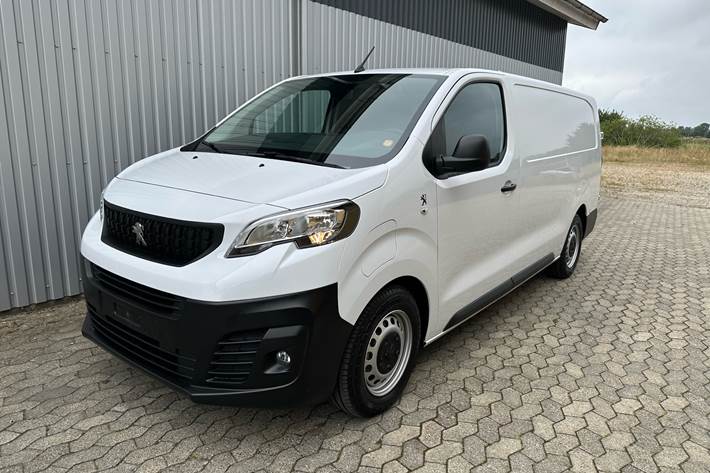 Hvid Peugeot e-Expert fra 2025 set udefra