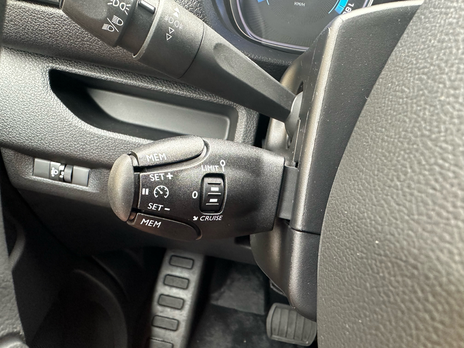 Hvid Peugeot e-Expert fra 2025