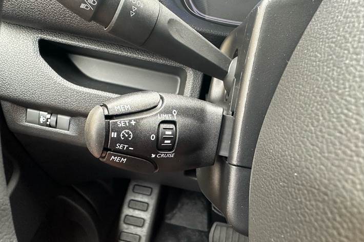 Hvid Peugeot e-Expert fra 2025